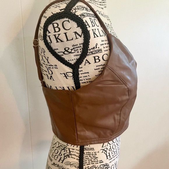 Ladies Faux leather - V-neck crop top with adjustable straps. Size M. - Picture 4 of 9